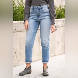 CELLO WESTERN FRONT YOKE HIGH RISE MOM FIT
STRAIGHT WOMEN’S SIZE 7